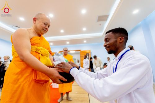 ภาพ No.233318:วันอาทิตย์ที่ 6 กรกฎาคม พ.ศ. 2568 พิธีถวายมหาสังฆทานแด่คณะสงฆ์ทั่วโลกและพิธีตักบาตรเนื่องในวันเข้าพรรษา  ณ วัดพุทธเคปทาวน์ ประเทศแอฟริกาใต้