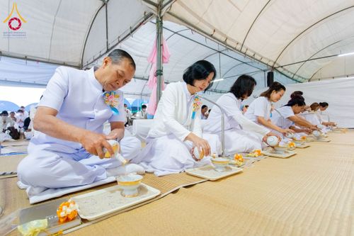 ภาพ No.200234:พิธีถวายภัตตาหารเป็นสังฆทาน แด่พระธรรมยาตรา ณ อนุสรณ์สถานบางปลา วัดบางปลา อำเภอบางเลน จังหวัดนครปฐม ในโครงการธรรมยาตรา กตัญญูบูชา มหาปูชนียาจารย์ พระมงคลเทพมุนี(สด จนฺทสโร) พระผู้ปราบมาร อนุสรณ์สถาน 7 แห่ง ปีที่ 13 วันที่ 23 มกราคม พ.ศ. 2568