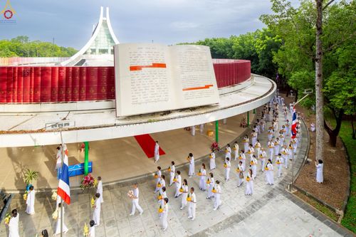 ภาพ No.227396:วันเสาร์ที่ 31 พฤษภาคม พ.ศ. 2568 พิธีเวียนประทักษิณรอบพระอุโบสถ ในพิธีอุปสมบท สามเณรเตรียม DCI รุ่นที่ 22 ณ อุโบสถพระไตรปิฎก วัดพระธรรมกาย