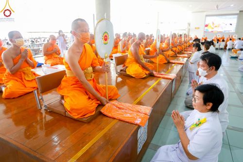 ภาพ No.122902:พิธีสวดพระพุทธมนต์ พิธีทอดผ้าบังสุกุล และพิธีถวายภัตตาหาร เป็นสังฆทานแด่พระภิกษุ สามเณร เนื่องในวันมหาปูชนียาจารย์ วันเสาร์ที่ 3 กุมภาพันธ์ พ.ศ. 2567 ณ หอฉันคุณยายอาจารย์ฯ วัดพระธรรมกาย