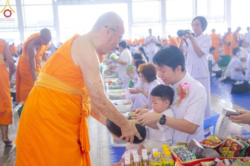 ภาพ No.136598:พิธีตักบาตร พิธีบูชาข้าวพระ ในวันอาทิตย์ต้นเดือนที่ 5 พฤษภาคม พ.ศ. 2567 ณ วัดพระธรรมกาย จ.ปทุมธานี