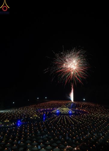 ภาพ No.138674:Photo Story  มหัศจรรย์วัดดงดินแดง Episode 6 พระภิกษุ-สามเณร ในโครงการบรรพชาอุปสมบทหมู่  กว่า 500 รูป และศีลจาริณีกว่า 300 คน ร่วมกันก่อพระเจดีย์ทราย 20,000 องค์ และจุดประทีป  บูชาธรรม 80 ปี หลวงพ่อธมฺมชโย กลางลำน้ำแม่ตื่น