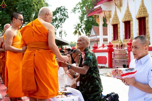 ภาพ No.234415:วันพฤหัสบดีที่ 24 กรกฎาคม พ.ศ. 2568 พิธีถวายสังฆทานแก่คณะสงฆ์ 323 วัด , พิธีมอบกองทุนหนุนแรงใจช่วยครูใต้ , พิธีทำบุญส่วนกุศลแด่ผู้วายชนม์ ในเหตุการณ์ความไม่สงบ 4 จังหวัด ชายแดนภาคใต้ (ปัตตานี , ยะลา , นราธิวาส , สงขลา) ปีที่ 21 ครั้งที่ 179 ณ วัดเวฬุวัน 