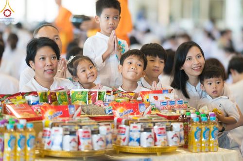 ภาพ No.151033:พิธีตักบาตร ในวันอาทิตย์ต้นเดือน วันที่ 1 กันยายน พ.ศ. 2567 ณ สภาธรรมกายสากล วัดพระธรรมกาย