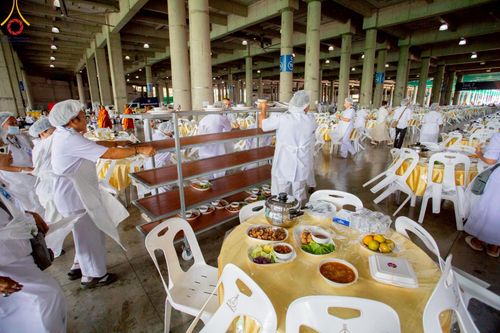 ภาพ No.219438:วันอังคารที่ 22 เมษายน พ.ศ. 2568 พิธีมอบปัจจัยช่วยเหลือครู 4 จังหวัดชายแดนภาคใต้ , พิธีกล่าวคำถวายอุปกรณ์ เพื่อเตรียมการต้อนรับคณะสงฆ์ฯ , พิธีกล่าวคำถวายภัตตาหารเป็นสังฆทาน , คณะสงฆ์ฉันภัตตาหารเพล  เนื่องในวันคุ้มครองโลก พิธีถวายมหาสังฆทานแด่คณะสงฆ์