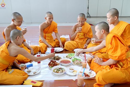 ภาพ No.230455:วันที่ 28 มิถุนายน พ.ศ. 2568 พิธีถวายภัตตาหารเมนูสวรรค์ เพื่อการบรรลุธรรม ณ หอฉันคุณยายอาจารย์ฯ วัดพระธรรมกาย