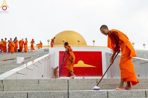 ภาพ No.218812:วันศุกร์ที่ 18 เมษายน พ.ศ. 2568 การเตรียมงานในลานธรรม , พระมหาธรรมกายเจดีย์ เพื่องานวันคุ้มครองโลก 22 เมษายน พ.ศ. 2568