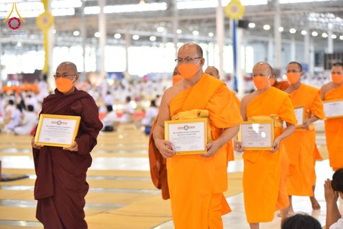ภาพ No.127104:พิธีมอบใบประกาศเกียรติคุณองค์กรนานาชาติ และหน่วยงานที่ชักชวนคนร่วมโครงการนั่งสมาธิเพื่อสันติภาพโลกมากที่สุด วันอาทิตย์ที่ 1 มีนาคม พ.ศ. 2567 ณ สภาธรรมกายสากล วัดพระธรรมกาย