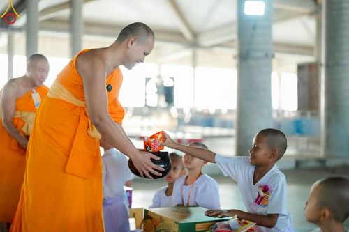 ภาพ No.214626:วันศุกร์ที่ 4 เมษายน พ.ศ.2568 นาคธรรมทายาทตักบาตรพระพี่เลี้ยง ในโครงการบรรพชาสามเณร ฟื้นฟูพระพุทธศาสนาทั่วไทย ณ วิหารคด 22 วัดพระธรรมกาย