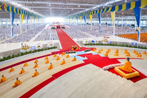 ภาพ No.89481:พิธีตักบาตร ข้าวสารอาหารแห้ง พิธีบูชาข้าวพระ และพิธีจุดเทียนใจ ไฟนิรันดร์  อนันตชัย ณ สภาธรรมกายสากล วัดพระธรรมกาย วันอาทิตย์ที่ 1 ตุลาคม พ.ศ. 2566