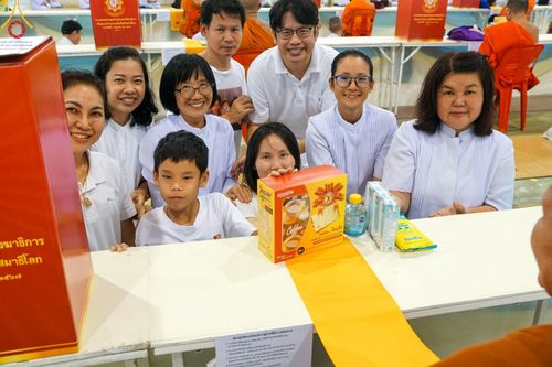 ภาพ No.147087:พิธีมุทิตาสักการะพระภิกษุ ผู้สอบได้เปรียญธรรม 9 ประโยคระดับโลกปีที่ 36, พิธีมอบโล่เกียรติยศและทุนการศึกษา สำนักเรียนบาลีดีเด่นทั่วประเทศ, พิธีถวายมหาสังฆทานคณะสงฆ์ 2,000 กว่าวัด ทั่วประเทศ ปีที่ 24, พิธีถวายไทยธรรมคณะสงฆ์ 323 วัด 4 จังหวัดชายแดนภาคใต้