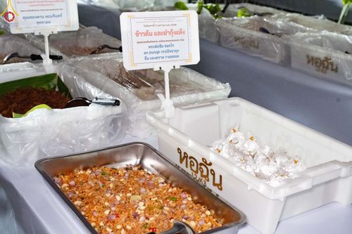 ภาพ No.190499:สาธุชนถวายภัตตาหารเป็นสังฆทาน แด่พระธรรมยาตรา ณ อนุสรณ์สถานมหาวิหารพระมงคลเทพมุนี (โลตัสแลนด์) อ.สองพี่น้อง จ.สุพรรณบุรี ในโครงการธรรมยาตรา กตัญญูบูชา มหาปูชนียาจารย์ พระมงคลเทพมุนี(สด จนฺทสโร) พระผู้ปราบมาร แห่ง ปีที่ 13 วันที่ 7 มกราคม พ.ศ.2568