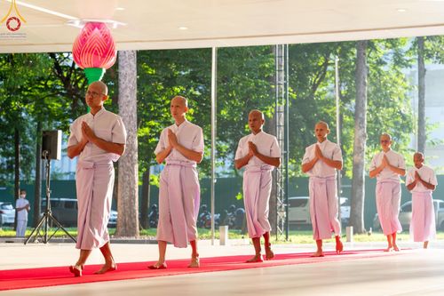 ภาพ No.159735:พิธีตัดปอยผมปลงผมนาคธรรมทายาท, พิธีบรรพชาอุปสมบทหมู่ โครงการอุปสมบทหมู่บูชาธรรม 140 ปี พระมงคลเทพมุนี (สด จนฺทสโร) ณ โบสถ์พระไตรปิฏก วัดพระธรรมกาย วันเสาร์ที่ 5 ตุลาคม พ.ศ. 2567