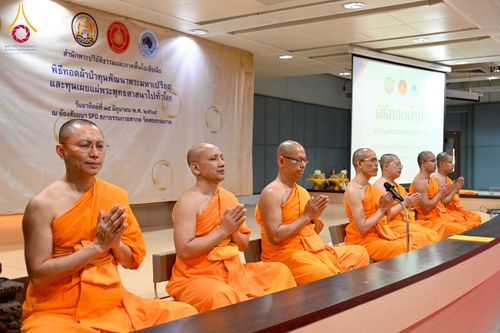 ภาพ No.229095:วันอาทิตย์ที่ 15 มิถุนายน พ.ศ. 2568 พิธีทอดผ้าป่าทุนพัฒนาพระมหาเปรียญ และทุนเผยแผ่พระพุทธศาสนาไปทั่วโลก ณ ห้องสัมมนา SPD สภาธรรมกายสากล วัดพระธรรมกาย