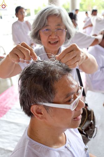 ภาพ No.230812:วันที่ 28 มิถุนายน พ.ศ. 2568 พิธีตัดปอยผมและปลงผม โครงการบวชพระนานาชาติ AEC & WAB รุ่นที่ 9 ณ วิหารคด 2 วัดพระธรรมกาย