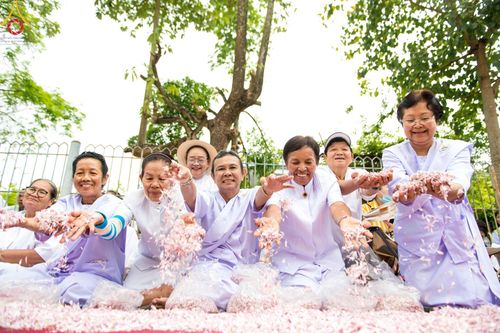 ภาพ No.128231:พิธีอัญเชิญพระบรมสารีริกธาตุ " ใจกลางเมืองนครหาดใหญ่ " เพื่อประดิษฐาน ณ มหารัตนเจดีย์สิริปทุมสวรรค์ (เจดีย์อริยพุทธะ 5 พระองค์) ศูนย์ปฏิบัติธรรมภาคใต้ อ.บางกล่ำ จ.สงขลา  วันที่ 9 มีนาคม พ.ศ.2567 (ชุดที่ 1)