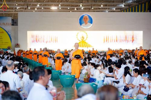 ภาพ No.207267:พิธีตักบาตร และปฏิบัติธรรมช่วงสาย ในวันมาฆบูชา วันพุธที่ 12 กุมภาพันธ์ พ.ศ. 2568 ณ วัดพระธรรมกาย จังหวัดปทุมธานี