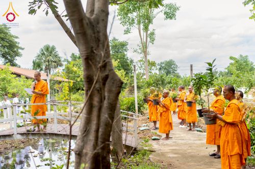 ภาพ No.238572:วันอาทิตย์ที่ 17 สิงหาคม พ.ศ. 2568 พิธีทอดผ้าป่าบำรุงศูนย์อบรมเยาวชนนครปฐม ครบรอบ 14 ปี และพิธีปลูกต้นไม้รอบสระเศรษฐี ณ ศูนย์อบรมเยาวชนนครปฐม