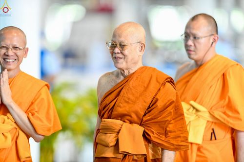 ภาพ No.233802:วันเสาร์ที่ 19 กรกฎาคม พ.ศ.2568 วันมหารำลึก ครั้งที่ 35 พิธีรำลึกถึงนักสร้างบารมี , พิธีสวดพระพุทธมนต์ , พิธีทอดผ้าบังสกุลและถวายไทยธรรม วัดพระธรรมกาย