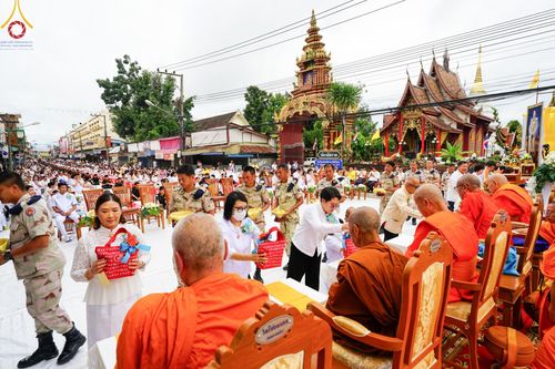 ภาพ No.146276:ตักบาตรพระ 1,384 รูป ทำบุญเมืองฝางครบรอบ 1,383 ปี ถวายเป็นพระราชกุศลแด่พระบาทสมเด็จพระเจ้าอยู่หัว เนื่องในโอกาสพระราชพิธีมหามงคล เฉลิมพระชนมพรรษา 6 รอบ 72 พรรษา วันเสาร์ที่ 27 กรกฎาคม พ.ศ.2567  ณ ถนนหน้าที่ว่าการอำเภอฝาง จ.เชียงใหม่
