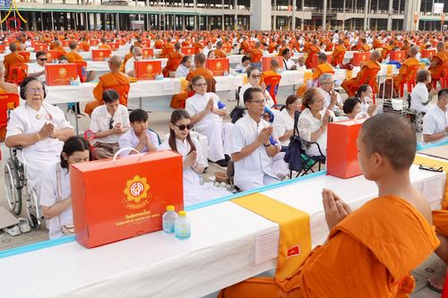 ภาพ No.219613:วันอังคารที่ 22 เมษายน พ.ศ. 2568 พิธีถวายมหาสังฆทานคณะสงฆ์ 40,000 กว่าวัดทั่วประเทศ เนื่องในวันคุ้มครองโลก ณ วัดพระธรรมกาย จ.ปทุมธานี