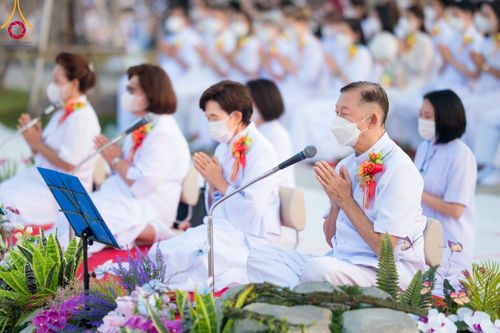 ภาพ No.101853:ตักบาตรพระ 10,000 รูป เติมบุญให้แผ่นดิน เนื่องในโอกาส 192 ปี จังหวัดกาญจนบุรี หนึ่งในโครงการตักบาตรพระ 2,000,000 รูป  77 จังหวัดทุกวัดทั่วไทย วันจันทร์ที่ 11 ธันวาคม พ.ศ. 2566 บริเวณถนนสองแคว (SKY WALK) เมืองกาญจนบุรี