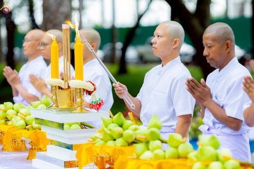 ภาพ No.228893:วันเสาร์ที่ 14 มิถุนายน พ.ศ. 2568 พิธีเวียนประทักษิณ , พิธีขอขมารับผ้าไตร ในโครงการบรรพชาอุปสมบทหมู่ ผู้บริหารรุ่นที่ 15 และ อุดมศึกษา รุ่นที่ 52 ณ โบสถ์พระไตรปิฎก วัดพระธรรมกาย