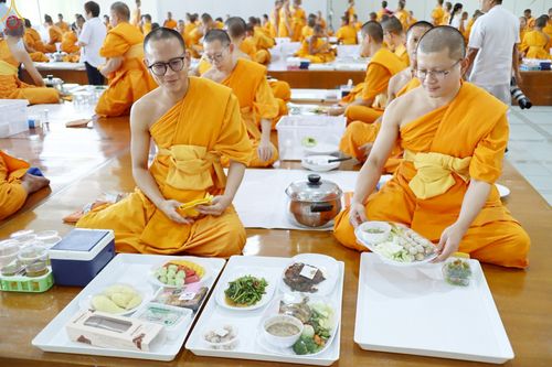 ภาพ No.231933:วันที่ 5 กรกฎาคม พ.ศ. 2568 พิธีถวายภัตตาหารเมนูสวรรค์ เพื่อการบรรลุธรรม ณ หอฉันคุณยายอาจารย์ฯ วัดพระธรรมกาย