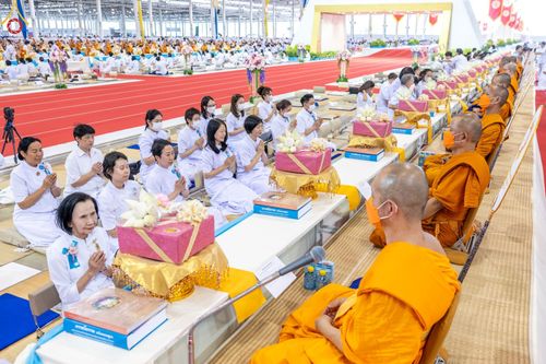 ภาพ No.85397:พิธีถวายมหาสังฆทานคณะสงฆ์ 2000 กว่าวัดทั่วประเทศปีที่ 23, พิธีถวายไทยธรรมคณะสงฆ์ 323 วัด 4 จังหวัดชายแดนภาคใต้, พิธีมอบปัจจัยช่วยเหลือครู 4 จังหวัดชายแดนภาคใต้ ณ สภาธรรมกายสากล วัดพระธรรมกาย ในวันสมาธิโลก อาทิตย์ที่ 6 สิงหาคม พ.ศ. 2566