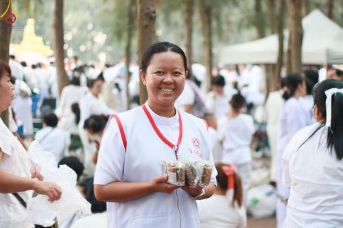 ภาพ No.107570:พิธีตักบาตรพระธรรมยาตราฯ ในโครงการธรรมยาตรากตัญญูบูชา มหาปูชนียาจารย์ พระมงคลเทพมุนี(สด จนฺทสโร) พระผู้ปราบมาร ปีที่ 12 ณ อนุสรณ์สถานมหาวิหารพระมงคลเทพมุนี อ.สองพี่น้อง จ.สุพรรณบุรี วันที่ 7 มกราคม พ.ศ. 2567