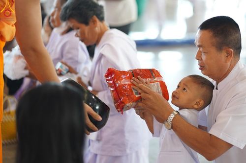 ภาพ No.177610:พิธีตักบาตรและพิธีบูชาข้าวพระ ในวันอาทิตย์ต้นเดือนที่ 1 ธันวาคม พ.ศ. 2567 ณ สภาธรรมกายสากล วัดพระธรรมกาย