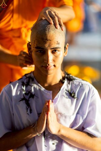 ภาพ No.242989:วันที่ 31 สิงหาคม พ.ศ. 2568 พิธีตัดปอยผมและปลงผม โครงการอุปสมบทหมู่บูชาธรรม ครบรอบ 108 ปี วันครูผู้ค้นพบวิชชาธรรมกาย ณ วัดพระธรรมกาย