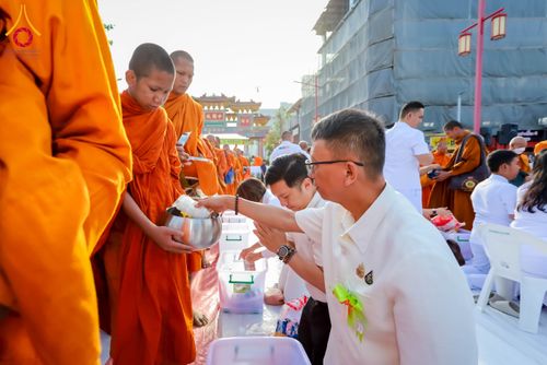 ภาพ No.313987:วันอาทิตย์ที่ 14 มีนาคม พ.ศ. 2569 ทำบุญเมืองหาดใหญ่ตักบาตรพระ 1,109 รูป เติมบุญใหญ่ หลังวิกฤตมหาอุทกภัย ณ ซุ้มประตูไชน่าทาวน์ ถนนศุภสารรังสรรค์ อ.หาดใหญ่ จ.สงขลา