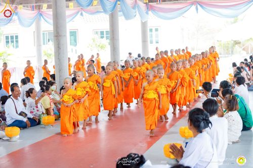 ภาพ No.216030:วันพฤหัสบดีที่ 3 เมษายน พ.ศ. 2568 พิธีบรรพชาสามเณร ภาคฤดูร้อน รุ่นที่ 15  บูชาธรรมหลวงพ่อธัมมชโย 81 ปี 81 รูป ณ ศูนย์ปฏิบัติธรรมสวนผึ้ง จ.ราชบุรี