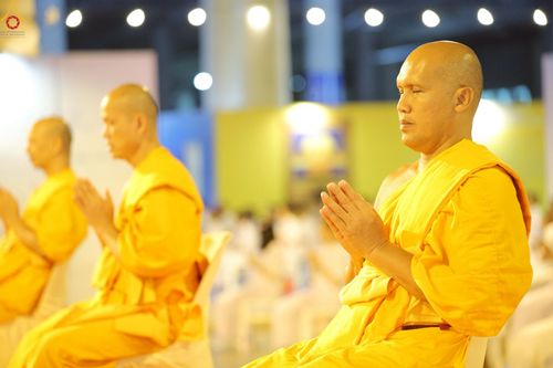 ภาพ No.241055:วันพุธที่ 27 สิงหาคม พ.ศ. 2568 พิธีจุดประทีป ในวันธรรมชัย ณ วัดพระธรรมกาย