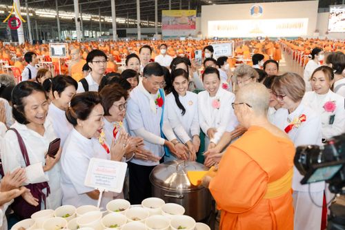 ภาพ No.203750:พิธีถวายภัตตาหารเป็นสังฆทาน แด่พระธรรมยาตรา ณ วัดพระธรรมกาย ตำบลคลองสาม อำเภอคลองหลวง จังหวัดปทุมธานี ในโครงการธรรมยาตรา กตัญญูบูชา มหาปูชนียาจารย์ พระมงคลเทพมุนี(สด จนฺทสโร) พระผู้ปราบมาร อนุสรณ์สถาน 7 แห่ง ปีที่ 13 วันที่ 30 มกราคม พ.ศ. 2568