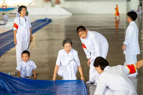 ภาพ No.136641:พิธีตักบาตร พิธีบูชาข้าวพระ ในวันอาทิตย์ต้นเดือนที่ 5 พฤษภาคม พ.ศ. 2567 ณ วัดพระธรรมกาย จ.ปทุมธานี