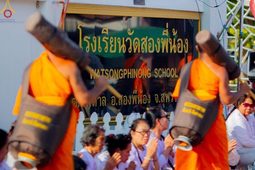 ภาพ No.193335:พิธีต้อนรับพระธรรมยาตรา ณ อนุสรณ์สถาน สถานที่เกิดในเพศสมณะ วัดสองพี่น้อง อำเภอสองพี่น้อง จังหวัดสุพรรณบุรี ในโครงการธรรมยาตรา กตัญญูบูชา มหาปูชนียาจารย์ พระมงคลเทพมุนี(สด จนฺทสโร) พระผู้ปราบมาร อนุสรณ์สถาน 7 แห่ง ปีที่ 13 วันที่ 11 มกราคม พ.ศ. 2568