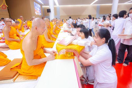 ภาพ No.138878:พิธีถวายกองทุนสนับสนุน การสร้างพระไตรปิฎกฉบับธรรมชัย และอนุรักษ์คัมภีร์ใบลาน น้อมบูชาธรรมหลวงพ่อธัมมชโย 80 ปี ณ ห้องแก้วสารพัดนึก 2 วัดพระธรรมกาย วันเสาร์ที่ 1 มิถุนายน พศ. 2567