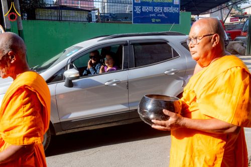 ภาพ No.213186:วันที่ 17 - 18 มีนาคม พ.ศ. 2568 คณะสงฆ์และสามเณรเดินบิณฑบาต รอบเมืองในพื้นที่ วัดสยมภูวนาถและราชวังปาตัน ณ เมืองกาฐมาณฑุ ประเทศเนปาล