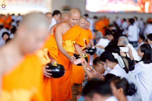 ภาพ No.263946:วันอาทิตย์ที่ 2 พฤศจิกายน พ.ศ. 2568 พิธีตักบาตรอาทิตย์ต้นเดือน ณ บ้านแก้วเรือนทองคุณยายฯ วัดพระธรรมกาย