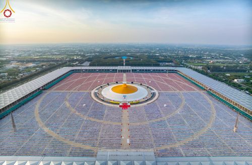 ภาพ No.221637:วันอังคารที่ 22 เมษายน พ.ศ. 2568 ภาพพิธีถวายมหาสังฆทานคณะสงฆ์ 40,000 กว่าวัดทั่วประเทศ เนื่องในวันคุ้มครองโลก ชุดที่ 2 (ปลื้มให้สมการรอคอย) ณ ลานธรรมพระมหาธรรมกายเจดีย์ วัดพระธรรมกาย