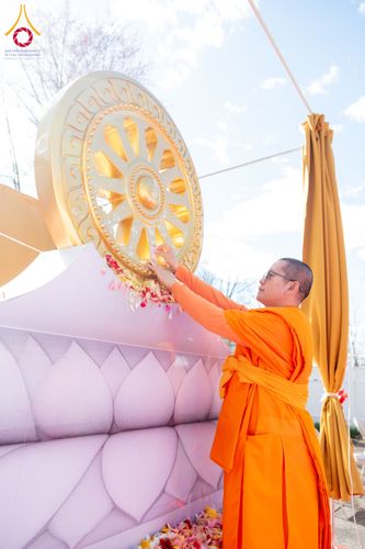 ภาพ No.62455:คณะศิษยานุศิษย์รวมใจสถาปนาและสมโภช ธรรมจักร เพื่ออัญเชิญประดิษฐาน ณ ยอดอุโบสถ 80 ปี หลวงพ่อธัมมชโย วัดพระธรรมกายนิวเจอร์ซี ประเทศสหรัฐอเมริกา  วันอาทิตย์ที่ 7 เมษายน พ.ศ. 2567