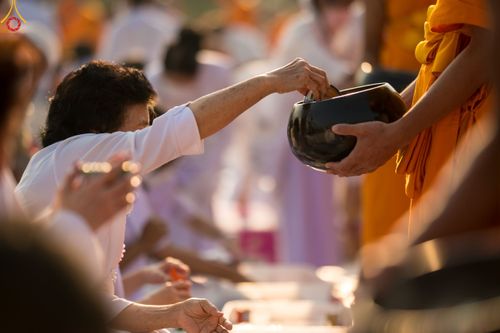 ภาพ No.110321:พิธีตักบาตรพระธรรมยาตราฯ ในโครงการธรรมยาตรากตัญญูบูชา มหาปูชนียาจารย์ พระมงคลเทพมุนี(สด จนฺทสโร) พระผู้ปราบมาร ปีที่ 12 ณ อนุสรณ์สถานลำดับที่ 2 สถานที่ตั้งมโนปณิธานบวชตลอดชีวิต อนุสรณ์สถานบางนางแท่น จ.นครปฐม วันที่ 11 มกราคม พ.ศ. 2567