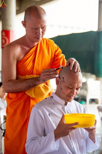 ภาพ No.230855:วันที่ 28 มิถุนายน พ.ศ. 2568 พิธีตัดปอยผมและปลงผม โครงการบวชพระนานาชาติ AEC & WAB รุ่นที่ 9 ณ วิหารคด 2 วัดพระธรรมกาย