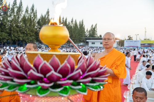 ภาพ No.192721:พิธีจุดประทีปถวายเป็นพุทธบูชา และบูชาธรรมมหาปูชนียาจารย์ ณ อนุสรณ์สถานคลองบางนางแท่น อ.สามพราน จ.นครปฐม ในโครงการธรรมยาตรา กตัญญูบูชา มหาปูชนียาจารย์ พระมงคลเทพมุนี(สด จนฺทสโร) พระผู้ปราบมาร อนุสรณ์สถาน 7 แห่ง ปีที่ 13 วันที่ 10 มกราคม พ.ศ. 2568