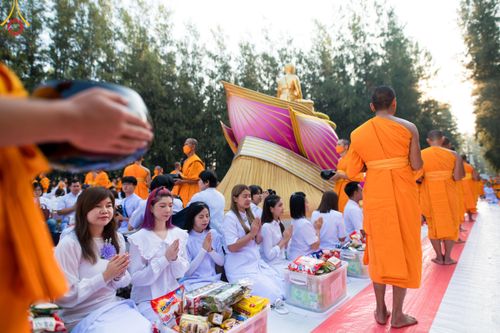 ภาพ No.107453:พิธีตักบาตรพระธรรมยาตราฯ ในโครงการธรรมยาตรากตัญญูบูชา มหาปูชนียาจารย์ พระมงคลเทพมุนี(สด จนฺทสโร) พระผู้ปราบมาร ปีที่ 12 ณ อนุสรณ์สถานมหาวิหารพระมงคลเทพมุนี อ.สองพี่น้อง จ.สุพรรณบุรี วันที่ 7 มกราคม พ.ศ. 2567