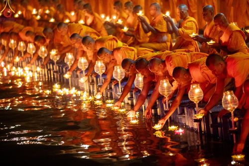 ภาพ No.197224:พิธีจุดประทีปถวายเป็นพุทธบูชา และบูชาธรรมมหาปูชนียาจารย์ ณ วัดโบสถ์(บน) ตำบลบางคูเวียง อำเภอบางกรวย จังหวัดนนทบุรี ในโครงการธรรมยาตรา กตัญญูบูชา มหาปูชนียาจารย์ พระมงคลเทพมุนี(สด จนฺทสโร) พระผู้ปราบมาร อนุสรณ์สถาน 7 แห่ง ปีที่ 13 วันที่ 18 มกราคม พ.ศ. 25