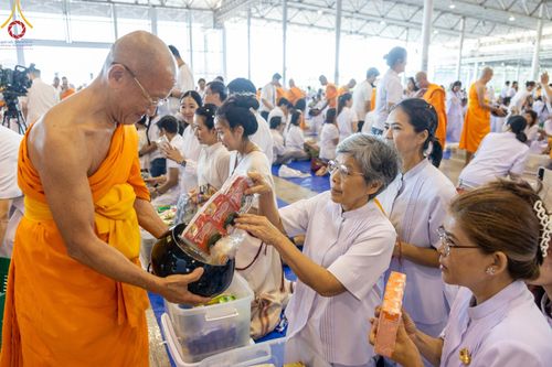 ภาพ No.151076:พิธีตักบาตร ในวันอาทิตย์ต้นเดือน วันที่ 1 กันยายน พ.ศ. 2567 ณ สภาธรรมกายสากล วัดพระธรรมกาย