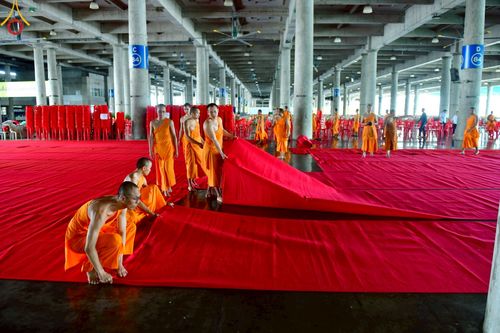 ภาพ No.219016:วันที่ 18-20 เมษายน พ.ศ. 2568 การเตรียมงานในลานธรรม , วิหารคด เพื่องานวันคุ้มครองโลก 22 เมษายน พศ. 2568